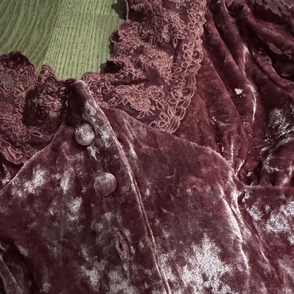 Velvet Burgundy - Picture 3 of 7